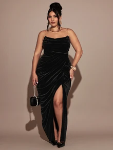 SHEIN BAE CURVE فستان أسود من المخمل بحجم كبير بدون حمالات مع تجاعيد وشق جانبي للنساء للحفلات والمناسبات المسائية - الأسود - مشاهدة 3