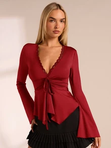 SHEIN Glamour 極簡性感辣妹紅色深V領T恤，抓皺綁帶喇叭袖收腰上衣，蕾絲飾邊，適合約會之夜、夜生活、秋季穿搭、聖誕節 - 紅色 - 查看 6