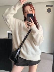 Livesso 純色寬鬆版型長袖V領女款針織衫 - 白色 - 查看 2