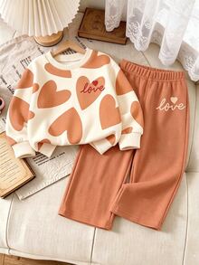 SHEIN Playful Pals 2件組女嬰休閒時尚甜美可愛愛心圖案 LOVE 印花圓領長袖抓絨套頭衛衣與寬腿運動褲套裝，適合秋冬穿著，舒適氛圍，秋季氛圍 - 彩色 - 查看 1