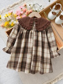 SHEIN 女童春秋復古格紋長袖洋裝，溫柔韓系森女風彼得潘領公主裙，深棕色彼得潘領配領口領結蝴蝶結裝飾，米色與咖啡色對比格紋布料，寬鬆A字大裙襬輪廓，復古藝術氣息，適合女童日常穿著 - 咖啡 - 查看 4
