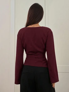 Aloruh 女款秋冬新款極簡時尚通勤收腰百褶顯瘦不對稱下擺長袖喇叭袖V領套頭上衣 - 酒紅色 - 查看 2