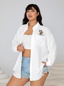 TOM & JERRY X SHEIN SHEIN EZwear 大尺碼女款卡通印花單排扣口袋落肩長袖休閒襯衫，適合外出、街頭穿搭、機場造型 - 白色 - 查看 3
