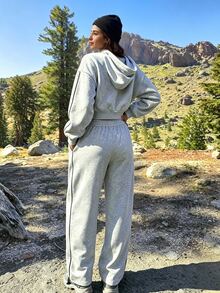 Exploreva Setelan Olahraga Kasual Sehari-hari untuk Wanita: Atasan Lengan Panjang dengan Resleting dan Celana Panjang Motif Blok Warna - Light Grey - View 2