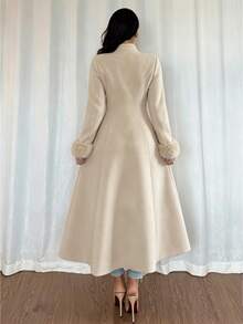 Rafferiza 女款純色長袖單排扣袖口拼接毛毛飾邊長款大衣 - 杏色 - 查看 2
