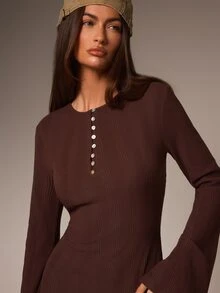 Athîral Gaun Mini Wanita Musim Gugur/Dingin Warna Cokelat Tua dengan Kancing Bentuk Kerang, Lengan Mengembang, dan Kerah Henley, Cocok untuk Kencan dan Pesta - Kopi - View 5