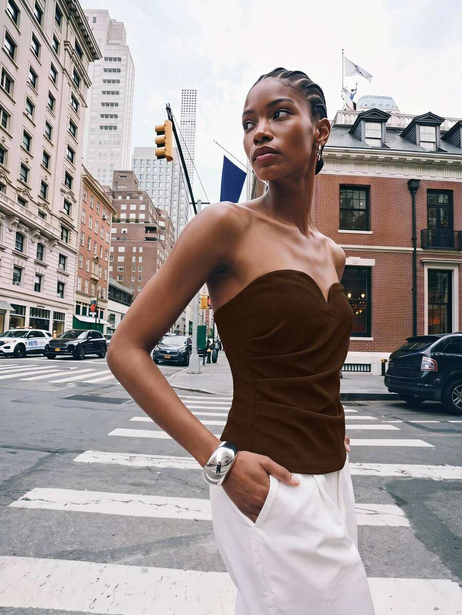 Maija Atasan Fashion Wanita Model Bandeau Berkerut Warna Polos dan Potongan Slim Fit - Coklat - View 1