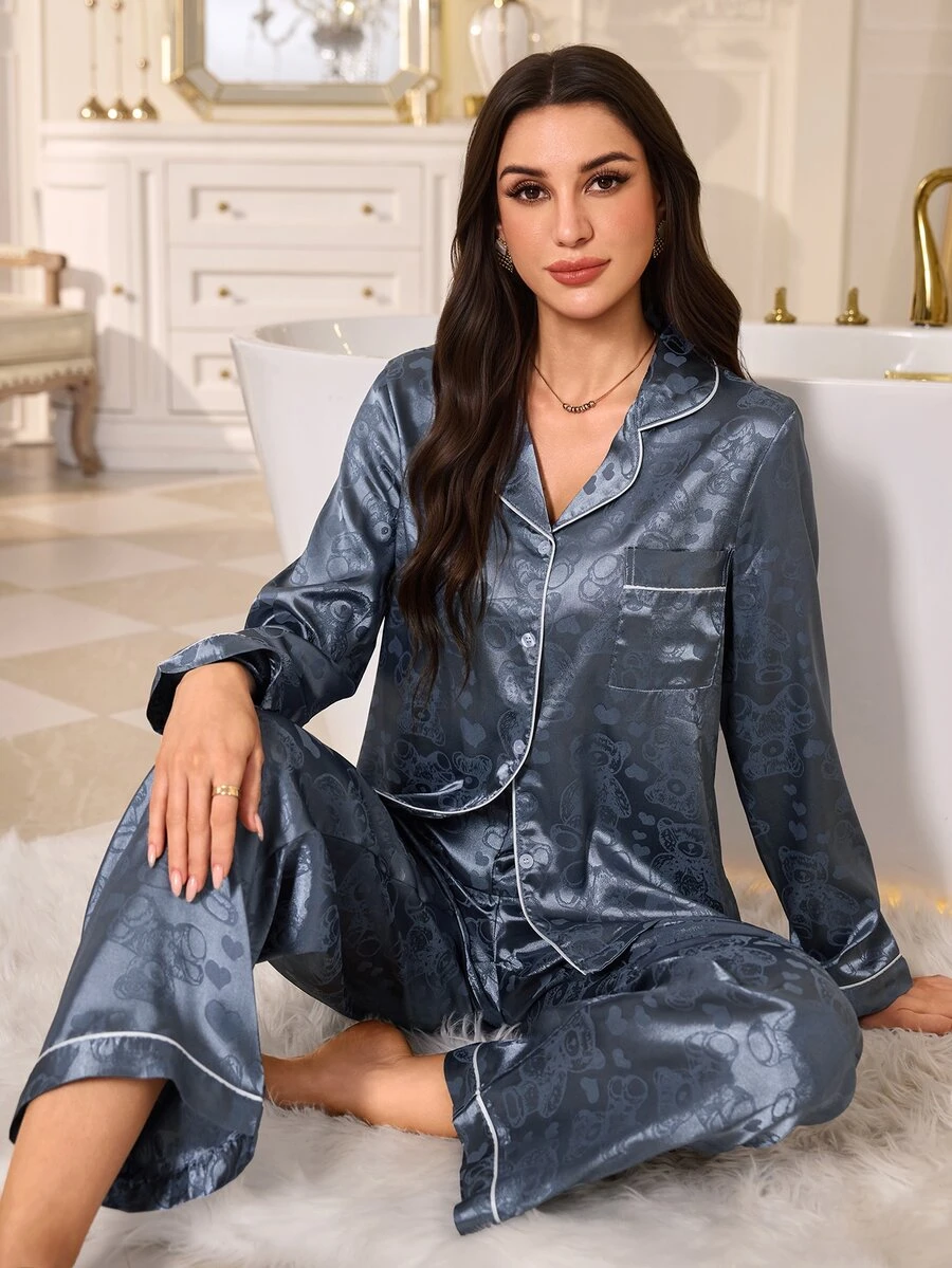 LuxeNights طقم بيجامة بياقة كارديجان وأكمام طويلة وبنطال طويل من الحرير الصناعي بنقشة جاكار على شكل قلب ودب تيدي - ازرق ضبابي - مشاهدة 1
