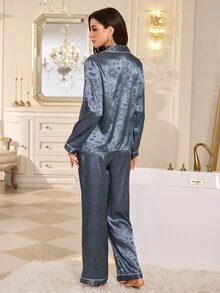 LuxeNights طقم بيجامة بياقة كارديجان وأكمام طويلة وبنطال طويل من الحرير الصناعي بنقشة جاكار على شكل قلب ودب تيدي - ازرق ضبابي - مشاهدة 2