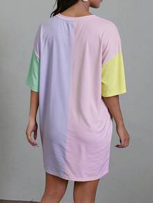 TOM & JERRY X SHEIN SHEIN EZwear 大尺碼女款卡通印花V領短袖休閒T恤洋裝，適合外出、街頭穿搭、機場穿搭 - 彩色 - 查看 2