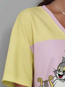 TOM & JERRY X SHEIN SHEIN EZwear 大尺碼女款卡通印花V領短袖休閒T恤洋裝，適合外出、街頭穿搭、機場穿搭 - 彩色 - 查看 5