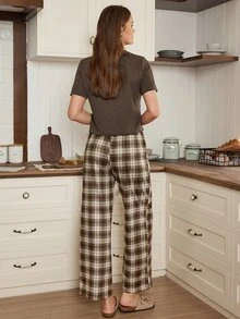 Doze Lane طقم ملابس منزلية بتصميم بسيط بلون موحد، ملابس علوية برقبة دائرية وأكمام قصيرة وبنطلون طويل بنقشة مربعات - بني - مشاهدة 2