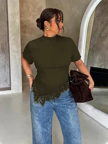 Firerie 女款極簡優雅休閒度假通勤修身T恤上衣，黑色短袖收腰不對稱下擺蕾絲飾邊 - 軍綠色 - 查看 1