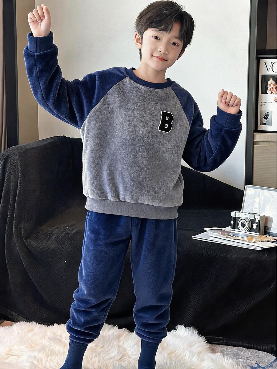 SHEIN 2件組兒童青少年男孩可愛百搭休閒拼色毛絨長袖家居服套裝，適合秋冬，睡衣居家休閒穿著