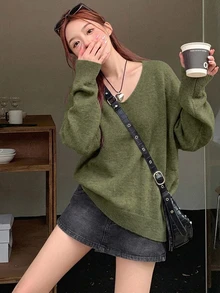 Livesso 素色寬鬆版型長袖V領女款針織衫 - 墨綠色 - 查看 4