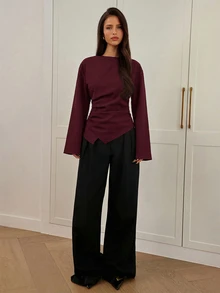 Aloruh 女款秋冬新款極簡時尚通勤收腰百褶顯瘦不對稱下擺長袖喇叭袖V領套頭上衣 - 酒紅色 - 查看 4