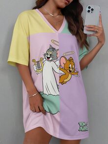 TOM & JERRY X SHEIN SHEIN EZwear 大尺碼女款卡通印花V領短袖休閒T恤洋裝，適合外出、街頭穿搭、機場穿搭 - 彩色 - 查看 1