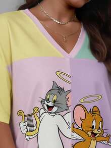 TOM & JERRY X SHEIN SHEIN EZwear 大尺碼女款卡通印花V領短袖休閒T恤洋裝，適合外出、街頭穿搭、機場穿搭 - 彩色 - 查看 4