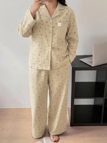 Dazy Plus 2件組女款大尺碼碎花休閒居家服套裝，寬鬆版型翻領上衣與長褲睡衣套裝 - 杏色 - 查看 2