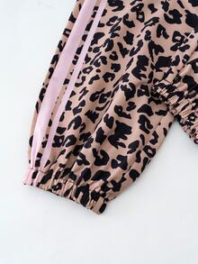 SHEIN 女童豹紋3件套，短款連帽罩衫、內搭細肩帶上衣與豹紋寬腿褲，甜酷對比風，粉色豹紋拼接設計，適合外出與日常穿著，輕鬆打造個性時尚女童造型 - 粉色 - 查看 5