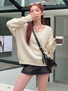 Livesso 純色寬鬆版型長袖V領女款針織衫 - 白色 - 查看 3
