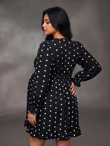 Cheriluna Maternity فستان حمل مقاس كبير أنيق وكاجوال بأكمام طويلة وكشكشة وياقة V عميقة وفيونكة أمامية وقصة A-Line مع كشكشة في الحافة بنقشة نقاط سوداء - الأسود - مشاهدة 2