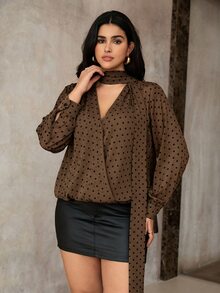 Roveilla Blus V-Neck Polkadot Chiffon Mutiara Ukuran Plus untuk Musim Semi/Panas/Agugur dengan Tali Pengikat di Manset - Coffee Brown - View 4