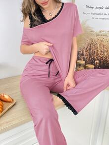 SHEIN 撞色蕾絲拼接不對稱露肩休閒短袖長褲睡衣套裝 - 粉色 - 查看 1