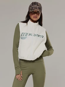 Musera Sport سترة صوفية بدون أكمام بياقة عالية وسحاب كامل وشعار مطرز وخصر مشدود للأنشطة الخارجية والتمارين الرياضية والجيم Terra Peak - لون مشمشي - مشاهدة 2
