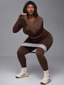 Voyena Set Olahraga Atasan Lengan Panjang Cokelat Ukuran Besar dengan Detail Kerut dan Legging Ketat - Coffee Brown - View 3