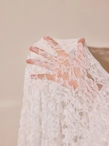 Slumberist مجموعة فستان عروس موسمية من التول الأبيض الشفاف الطويل مع فستان كاميسول مخملي بدون ظهر مرصع بالراين ستون الذهبي وثوب نوم من الدانتيل - أبيض - مشاهدة 9