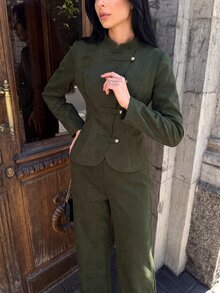 Modelyn Blus Wanita Musim Dingin dan Gugur dengan Kerah Tegak dan Kancing Depan, Dipadukan dengan Celana Panjang Lebar Warna Hijau Militer - Pakaian Kantor Dua Potong Napoleon yang Elegan - Hijau - View 5