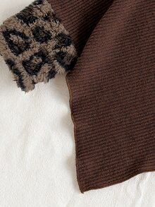 SHEIN Playful Pals 女嬰針織套裝 2件組 不對稱高領上衣與毛絨豹紋喇叭褲 秋冬服飾 - 棕色 - 查看 10