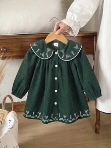 SHEIN 女嬰加厚燈芯絨彼得潘領撞色刺繡圖案前開扣收腰抓褶長袖洋裝，適合冬季 - 墨綠色 - 查看 4