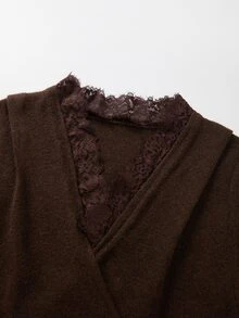 SHEIN كنزة صوفية نسائية بياقة V ملفوفة مع حافة دانتيل، أكمام طويلة، حافة جانبية مجعدة غير متماثلة، قصة ضيقة - قهوة بني - مشاهدة 5