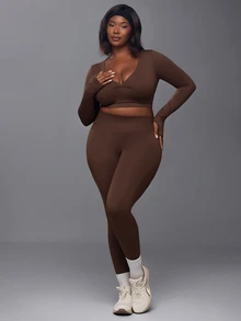 Voyena Set Olahraga Atasan Lengan Panjang Cokelat Ukuran Besar dengan Detail Kerut dan Legging Ketat - Coffee Brown - View 4