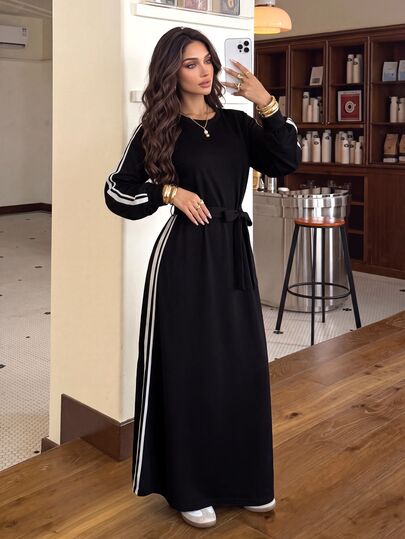 Mulvari Vestido sudadera maxi deportivo de manga larga con cuello redondo negro, 3 rayas blancas laterales y cinturón