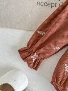SHEIN 女嬰可愛甜美棕色花卉刺繡燈芯絨連身衣，荷葉領彼得潘領長袖，生日派對秋季假期舒適穿搭 - 棕色 - 查看 3