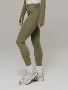 Musera Sport طقم رياضي ضيق بخصر مطوي ومكشكش بطبقتين، ليقنز للتمارين الرياضية والنشاطات الخارجية والجيم، Terra Peak - أخضر - مشاهدة 3