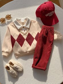 SHEIN 男女嬰兒適用，男嬰 2 件組秋冬加厚抓絨休閒可愛學院風衛衣套裝，Polo 領燈芯絨長褲套裝，嬰兒冬季穿搭套裝，聖誕 - 紅色 - 查看 5
