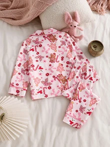 女童秋冬聖誕睡衣套裝 2件組 針織鈕扣開襟長袖上衣與長褲 全身印花 聖誕樹、薑餅人、蝴蝶結圖案 防焰材質 - 粉色 - 查看 2
