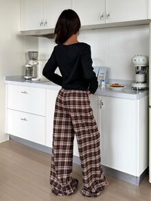 ZzzCrew طقم بيجامة نسائي كاجوال بلون موحد مع ملابس علوية بأكمام طويلة وياقة دائرية مضلعة وبنطلون بنقشة مربعات - بني - مشاهدة 2