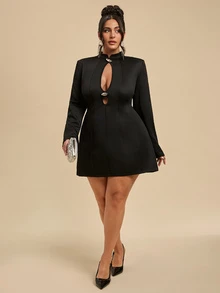 SHEIN BAE CURVE فستان أسود قصير مفرغ للنساء بمقاسات كبيرة - الأسود - مشاهدة 2
