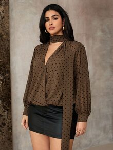 Roveilla Blus V-Neck Polkadot Chiffon Mutiara Ukuran Plus untuk Musim Semi/Panas/Agugur dengan Tali Pengikat di Manset - Coffee Brown - View 3