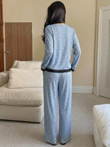 DAZY 春季女款3件式睡衣套裝，蝴蝶結圖案滿版印花，對比色蕾絲拼接細肩帶背心、開襟外套與睡褲 - 淺藍色 - 查看 2