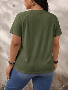 SHEIN LUNE 大尺碼灰色印字字母V領半拉鍊短袖T恤 - 軍綠色 - 查看 2