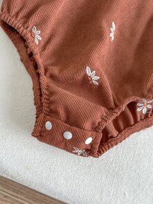 SHEIN 女嬰可愛甜美棕色花卉刺繡燈芯絨連身衣，荷葉領彼得潘領長袖，生日派對秋季假期舒適穿搭 - 棕色 - 查看 7