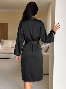 DAZY طقم ملابس نوم نسائي 2 قطعة/مجموعة، فستان كامي برقبة V مع تطريز دانتيل مرقع & روب كارديجان طويل فضفاض - الأسود - مشاهدة 2