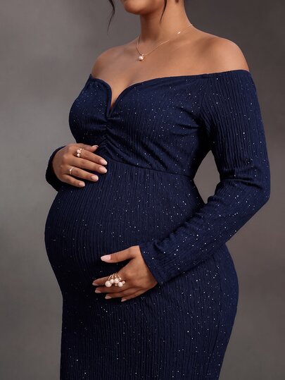 Cheriluna Maternity فستان نسائي للحوامل مقاس كبير أنيق للحفلات والتصوير، بأكمام طويلة وأكتاف مكشوفة وياقة V عميقة، بتصميم أمامي مطوي وقصة ضيقة بذيل حورية البحر وفتحة جانبية حتى الفخذ، من نسيج محبوك منقوش باللون الأزرق الداكن
