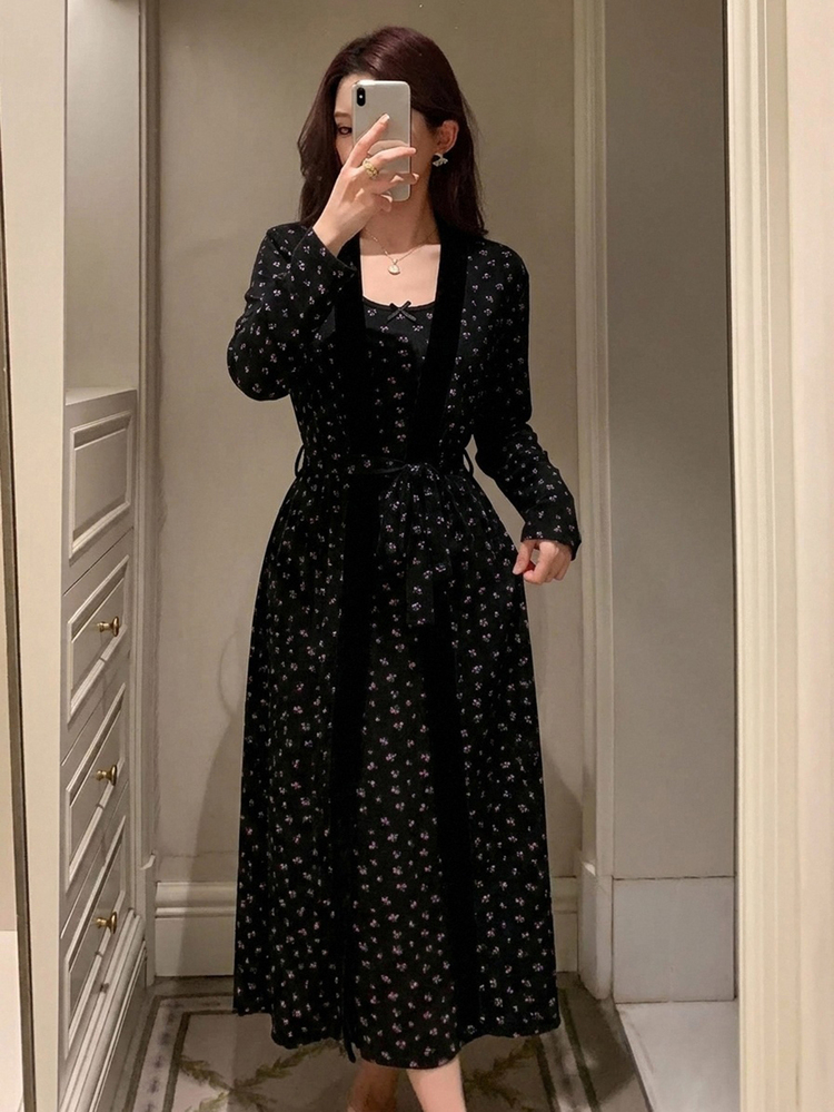 DAZY 2件組女款甜美碎花無袖修身長肩帶洋裝與長版開襟睡袍家居服套裝 - 黑色 - 查看 1